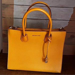 Michael Kors - Large Mercer Accordian Messenger - Crossbody - Marigold yellow